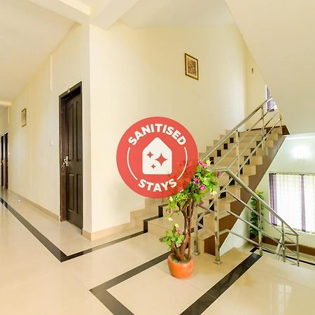 Oyo 8273 Diamond Inn Kochi Bagian luar foto