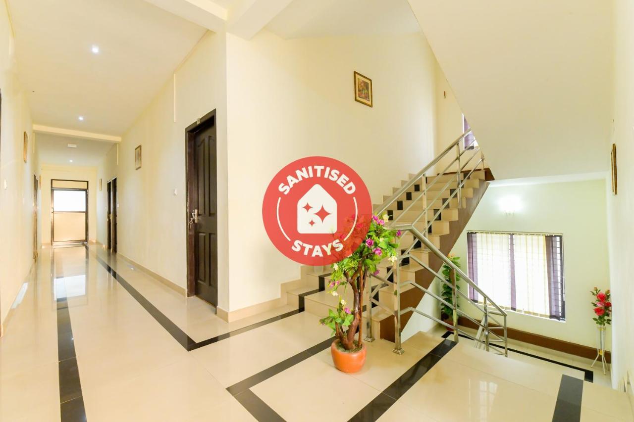 Oyo 8273 Diamond Inn Kochi Bagian luar foto