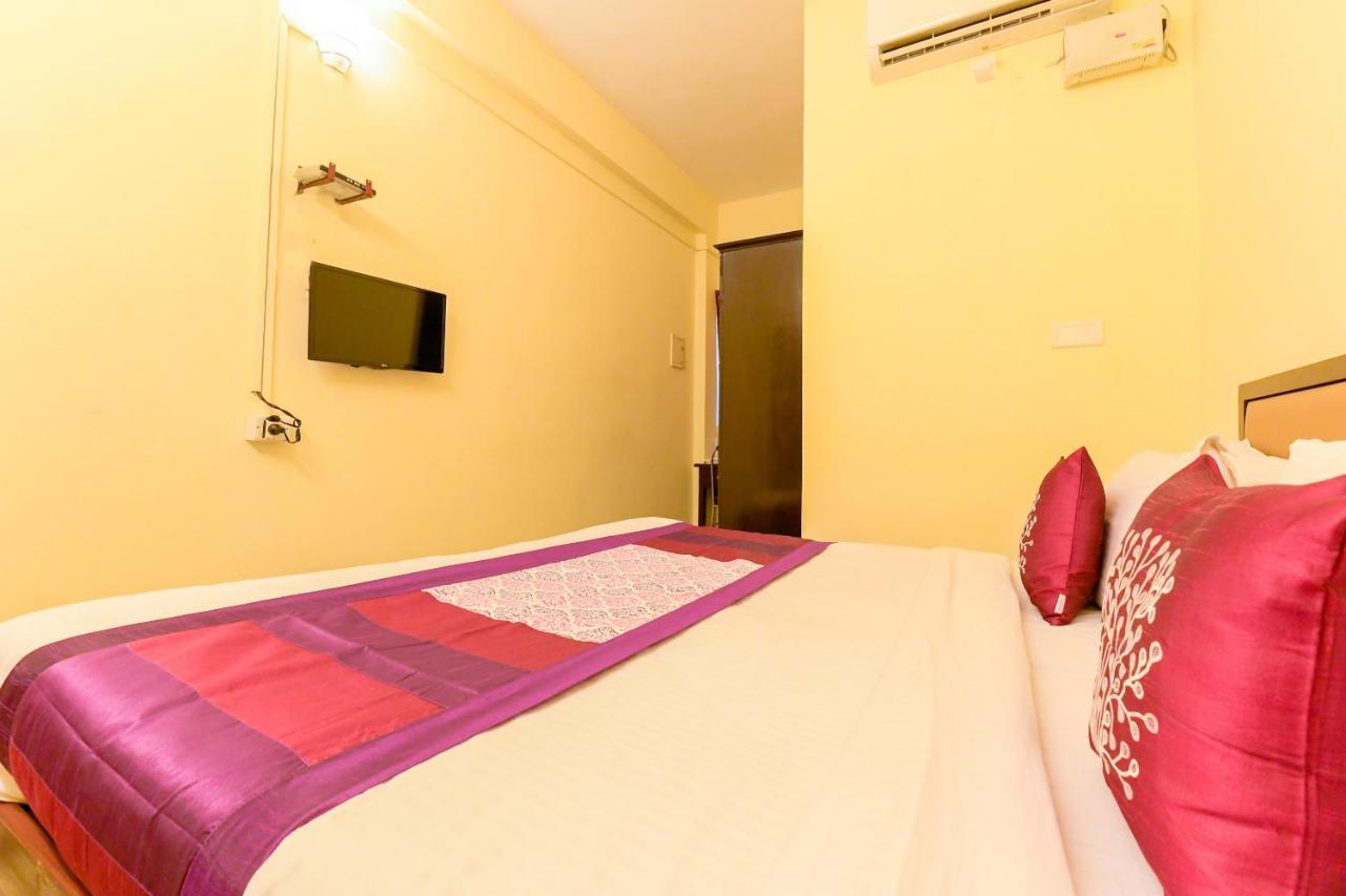 Oyo 8273 Diamond Inn Kochi Bagian luar foto