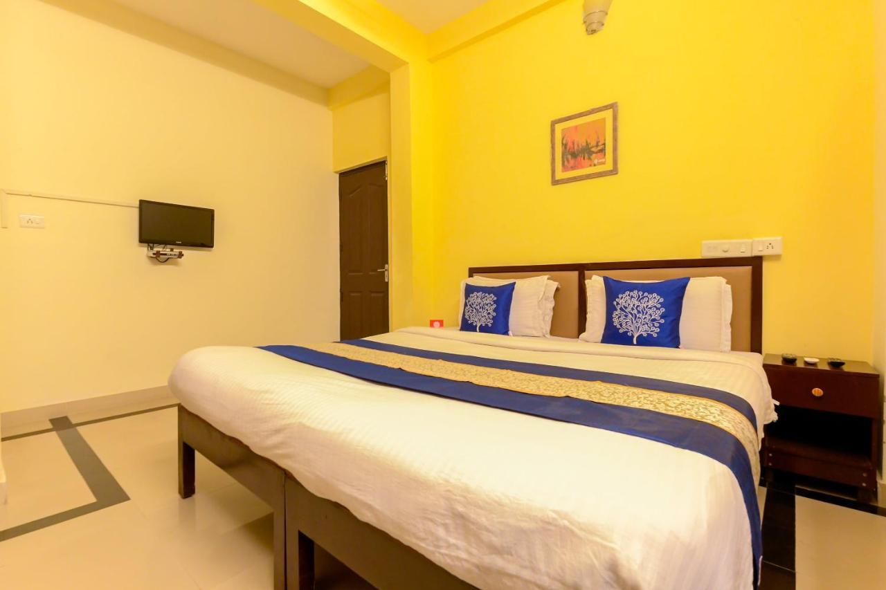 Oyo 8273 Diamond Inn Kochi Bagian luar foto